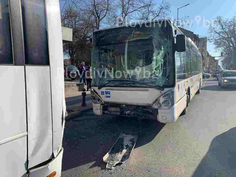 Възрастна жена се бори за живота си, ударена от два автобуса в Пловдив