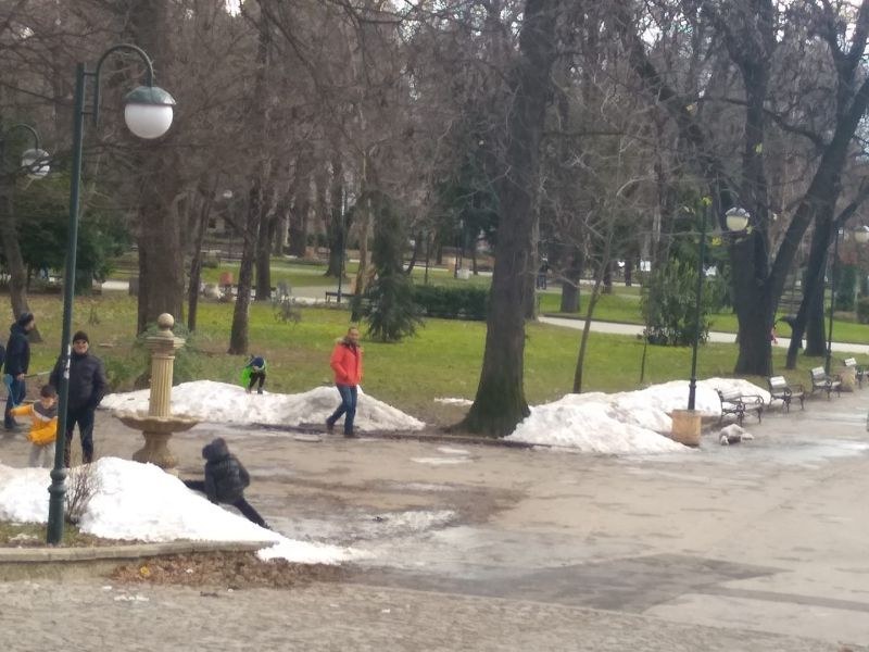 Ледът от пързалката в Пловдив не съдържа химикали, но все пак е опасен