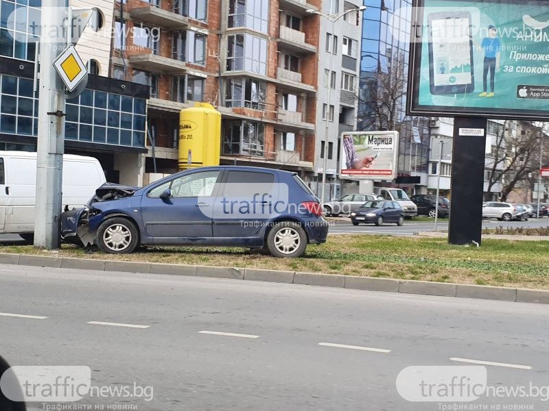 Кола нацели стълб на кръговото кръстовище край панаира