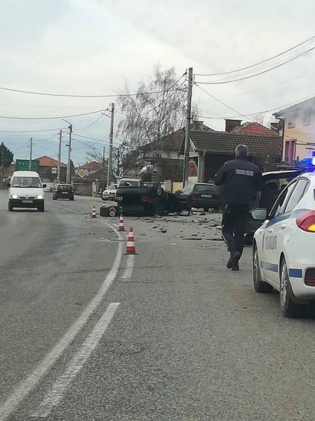 Зверска катастрофа край Пловдив! Кола се преобърна по таван