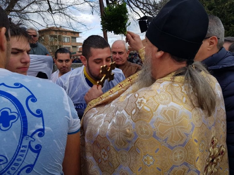 12-годишен с батковците се хвърли за кръста в Първомай, студент спечели борбата този път