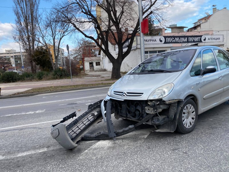 Катастрофа в центъра на Пловдив! Кола се заби в автобус
