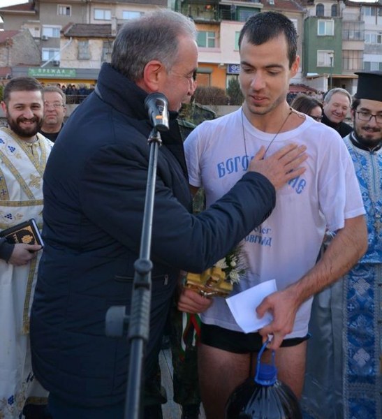 Кметът лично връчи наградата на Мартин, спасил кръста от водите на Чая в Асеновград