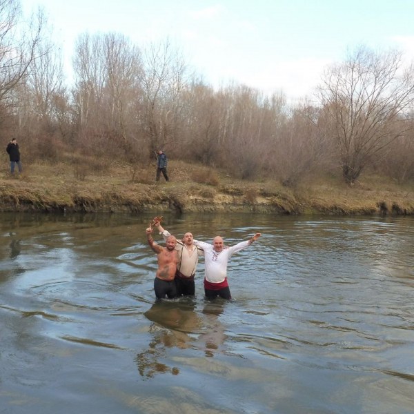 Петър спаси кръста в река Марица край Стамболийски