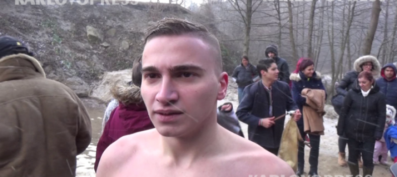 Студентът Лъчезар спаси кръста от ледената река Манастирска край Сопот