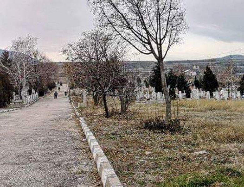 Почистват и двете гробища в Асеновград