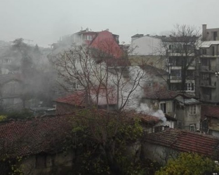 Комини пушат в Пловдив, хората не могат да дишат, прането им черно от сажди