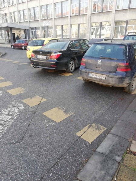 Пълна анархия пред пловдивско ДКЦ, пешеходната пътека стана паркинг