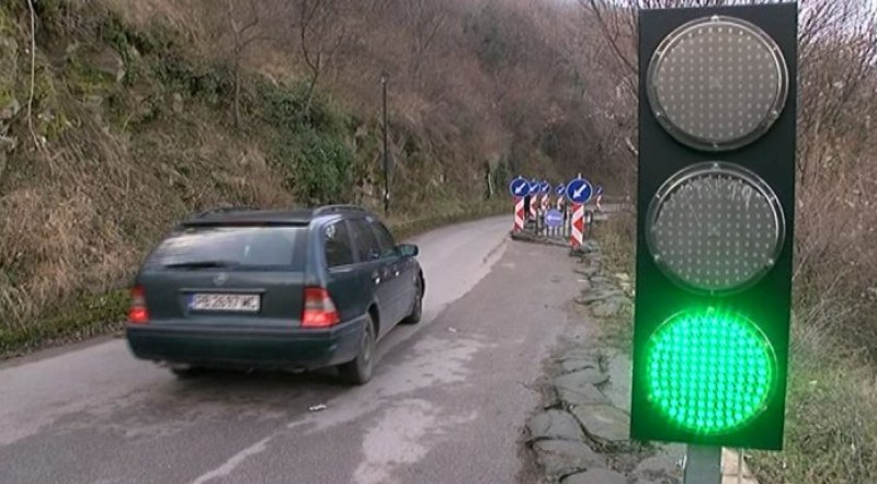 Има вече светофари край свлачището до Асеновата крепост