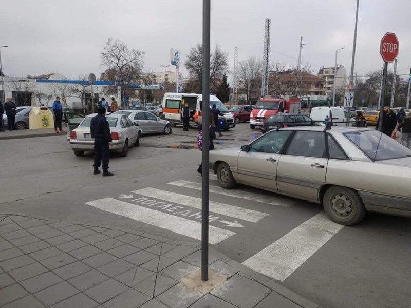 Тежка катастрофа в Кючука, има линейка, пожарна и полиция