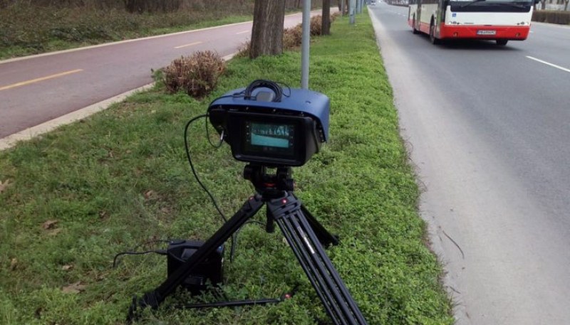 Тринога камера за скорост хвана шофьорка с БМВ със 100 км/ч, остана без книжка