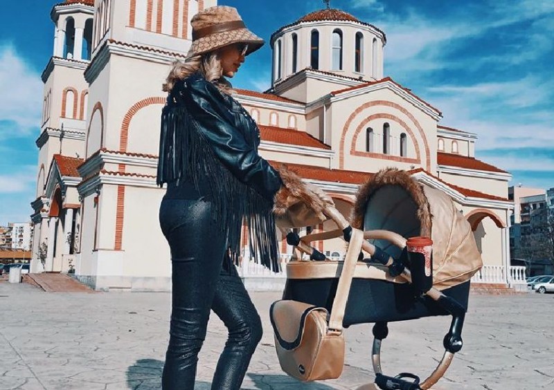Джулиана Гани изведе новородения си син на първата му разходка в Пловдив
