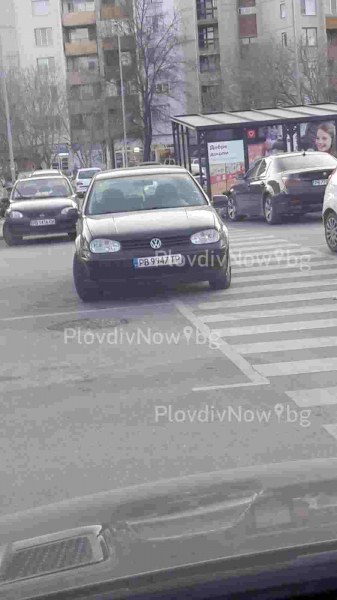 Шофьор паркира най-спокойно на пешеходна пътека в Тракия