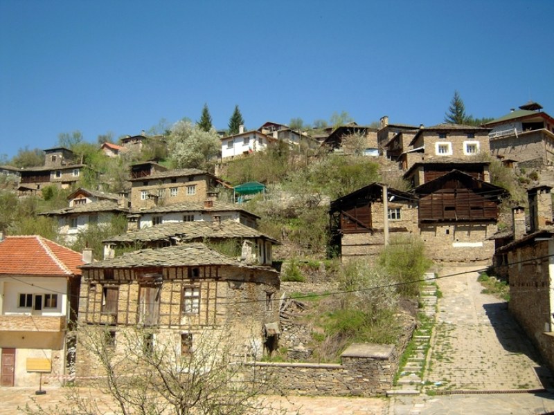 Родопско село заплашено да остане без път, жителите скачат на протест