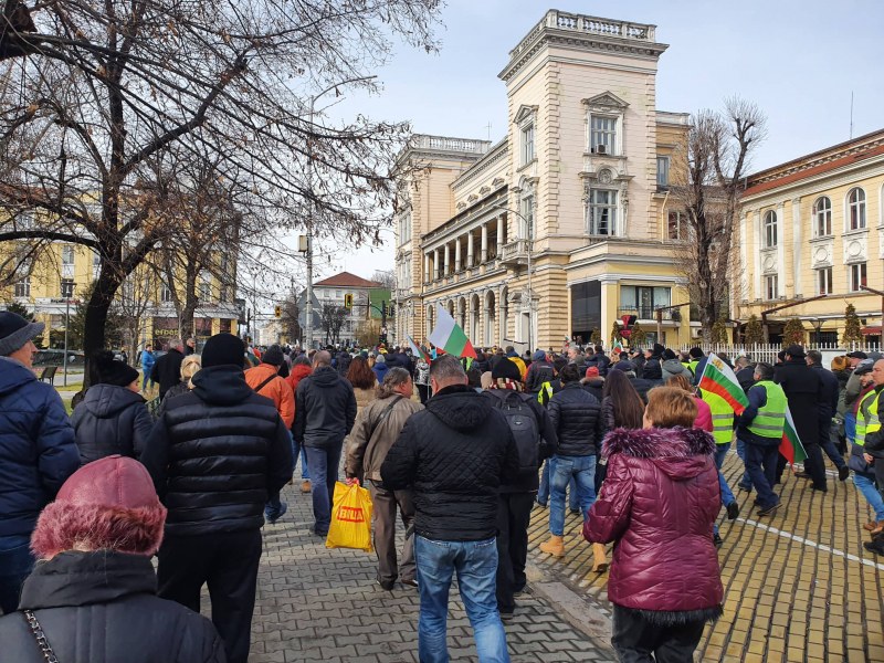 Протестиращи блокираха движението в София, сред тях има и пловдивчани