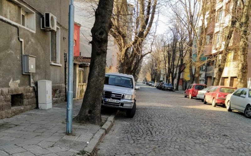 Шофьори пак погазиха тротоари и закони в Пловдив