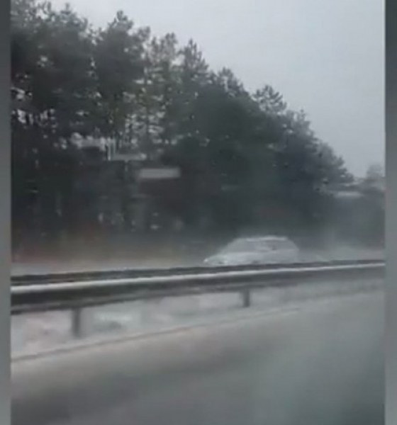 Сняг вали на магистралата край Пловдив