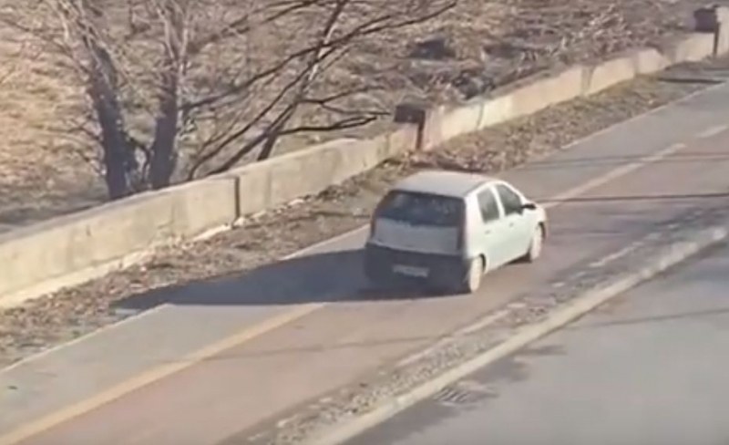 Да се смееш ли, да плачеш ли! Кола се движи по тротоар и пресича на “зебра“ в Пловдив