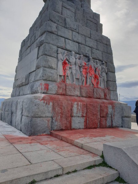 Кметът за вандализма над Альоша: Недопустимо е да се оскверняват исторически паметници
