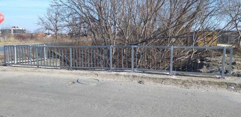 Обезопасиха с нова ограда моста на село Марково