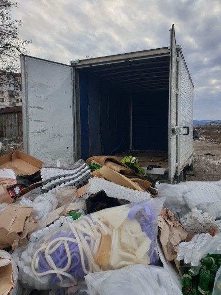 Спипаха мъж и жена да изхвърлят цели бусове боклуци край Марица