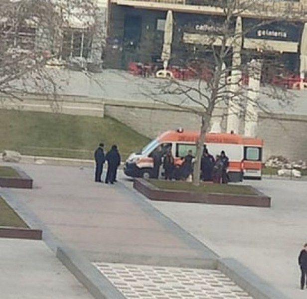 Възрастна жена припадна на площада в центъра на Пловдив