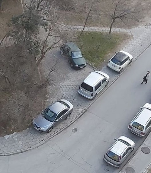 Парк в Тракия прилича на паркинг, шофьори окупират алеите