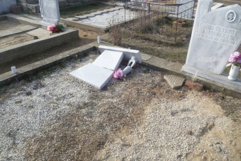 17-годишно момче осквернило гробовете в Карловско