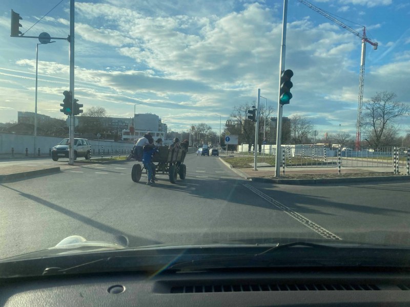 Игра със смъртта в Пловдив: Дечурлига скачат от каруца в движение на оживен булевард