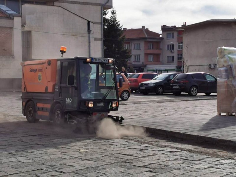 Нова придобивка в Сопот: Машина мете и мие улиците