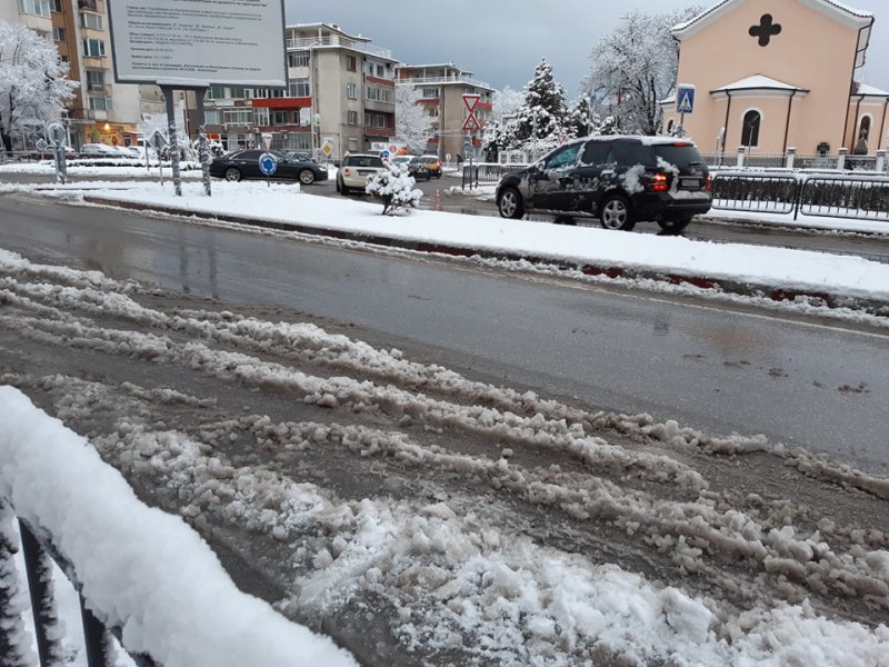 Стълб се откъсна, дърво падна, над 80 см е снежната покривка на високите места в Асеновградско