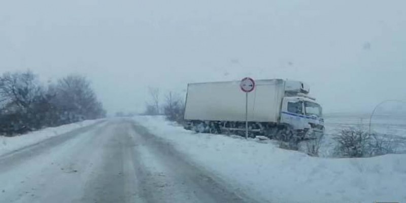 ТИР закъса край карловското село Кърнаре