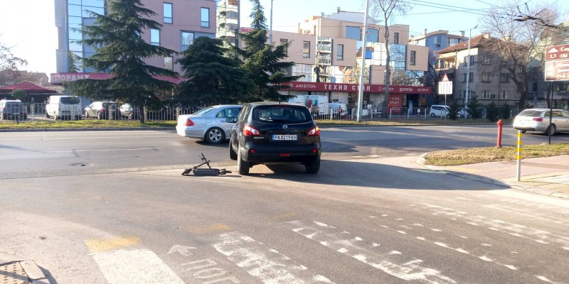 Кола блъсна човек с тротинетка на пешеходна пътека в Пловдив