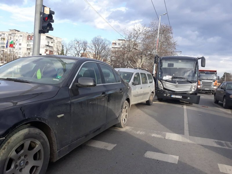 Верижна катастрофа на един от изходите на Пловдив! Коли и бус се нанизаха