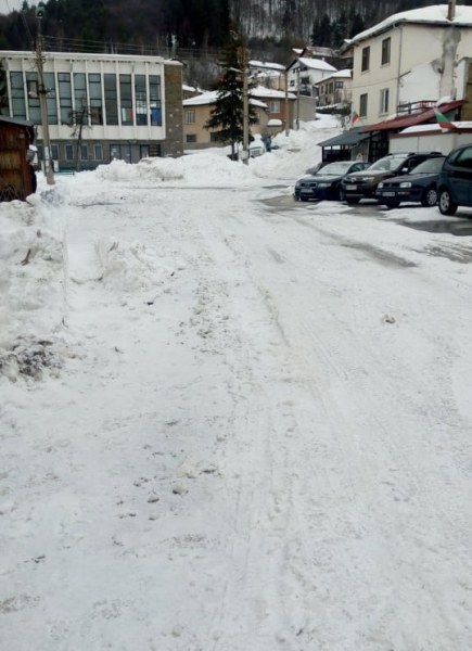 Жители на село Бойково: Пътят ни е като ледена пързалка