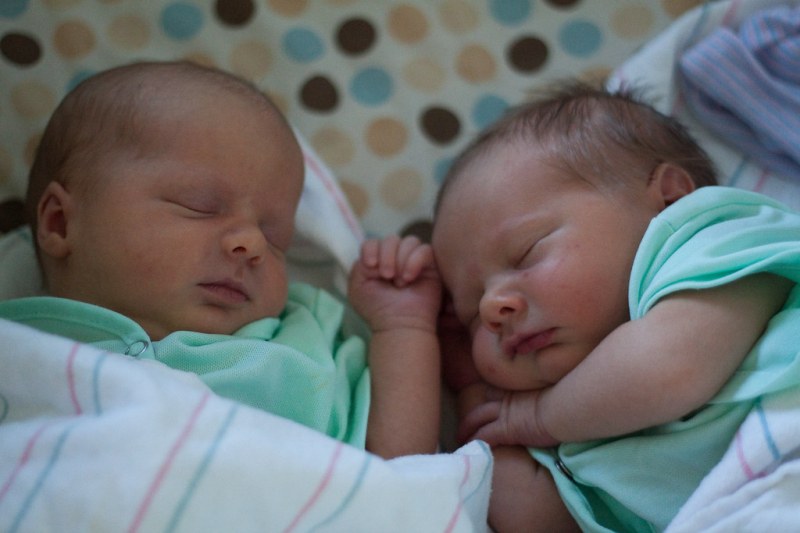 16 бебенца проплакаха в пловдивска болница навръх Свети Валентин, има и три двойки близнаци