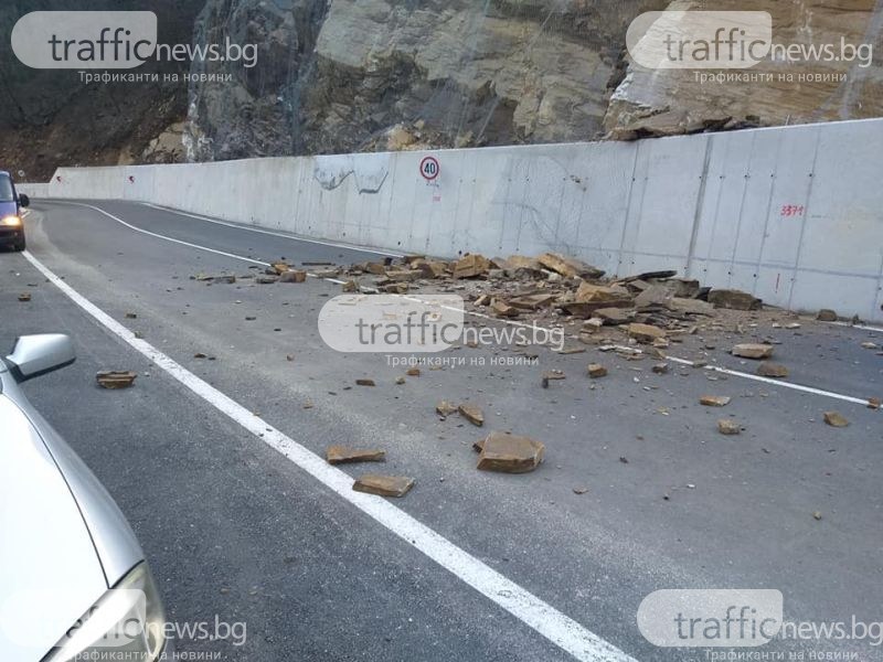 Огромните скални късове се изсипаха на ремонтирания път Кричим – Михалково