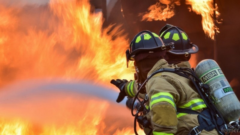 Пожар избухна в заведение в Асеновград, щетите са големи