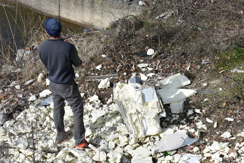 Хванаха в крачка асеновградчанин да замърсява с боклуци коритото на Чая