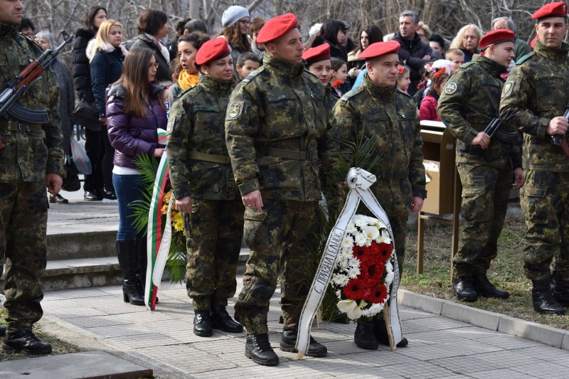 Стотици асеновградчани се събраха днес и уважиха паметта на Левски