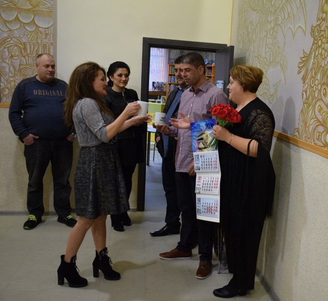 Градската библиотека стана вълшебно място за младоженци от Асеновград