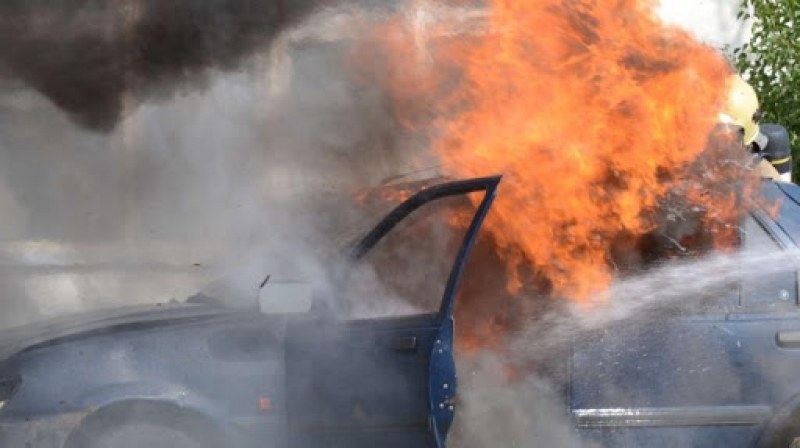 Мъж избяга от болница в Пловдив, скара се със сестра си и й подпали колата