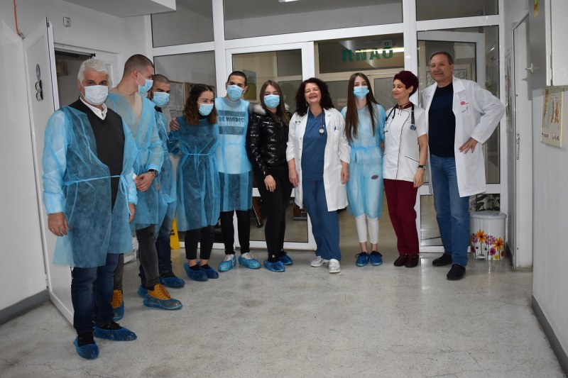 Младежи от Асеновград посетиха болницата и дариха усмивки и добри думи на пациентите