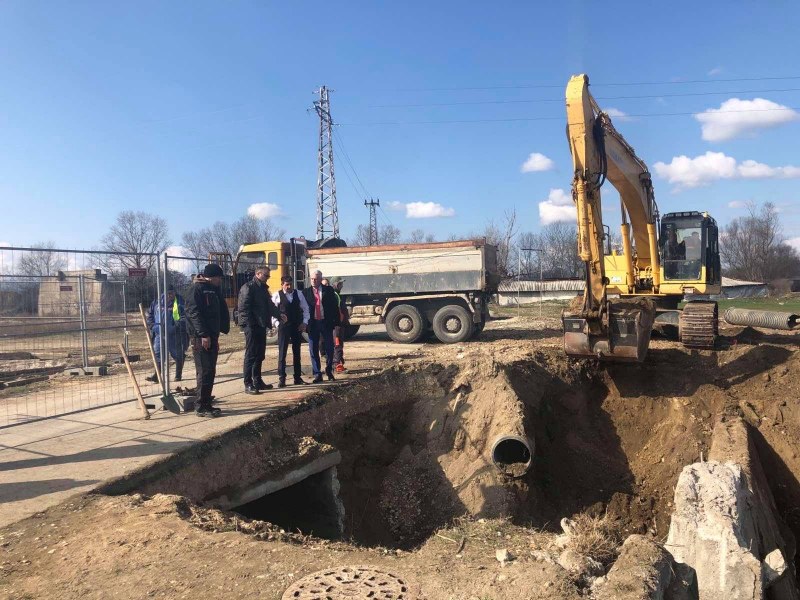 Ремонт на преливника на канализационната мрежа започна в Стамболийски