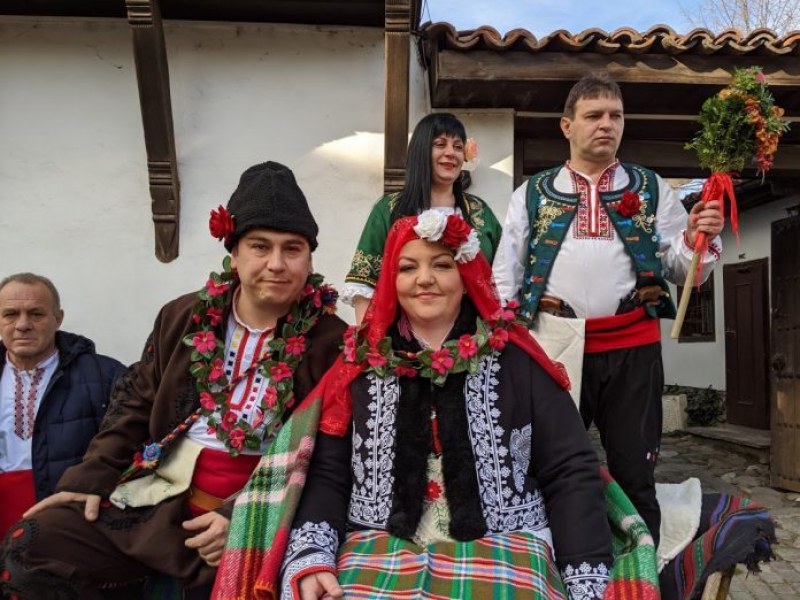 Автентична родопски сватба си направиха младоженци от Асеновград