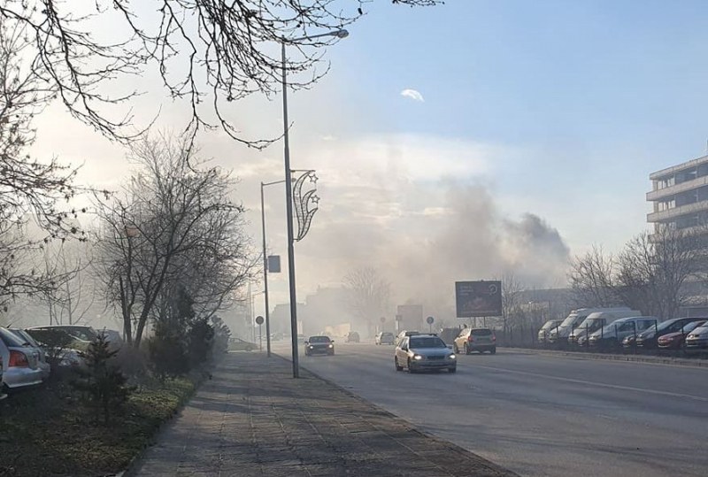 Голям пожар пламна на Пещерско шосе, районът е силно задимен