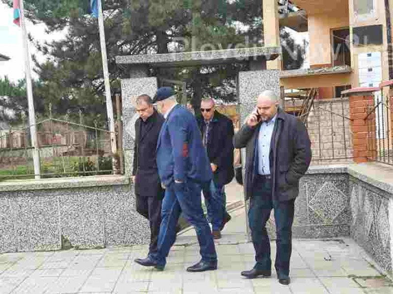 Полиция и прокуратура влязоха и в Триводици, акцията продължава там, има задържани