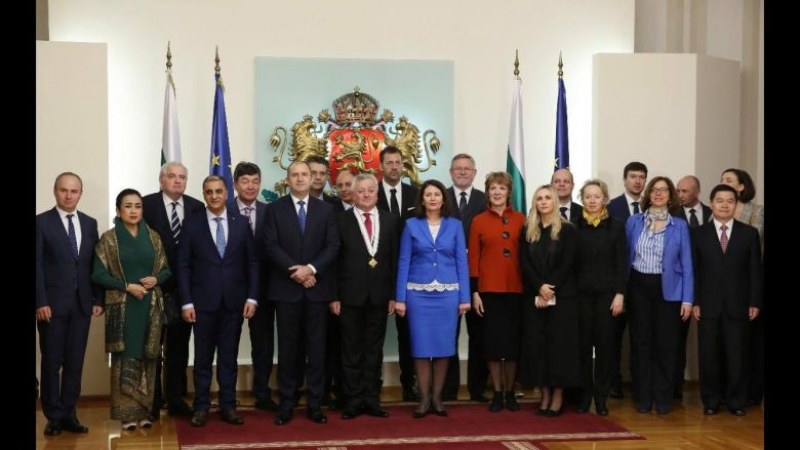 Президентът Румен Радев връчи държавен орден на посланика на Молдова