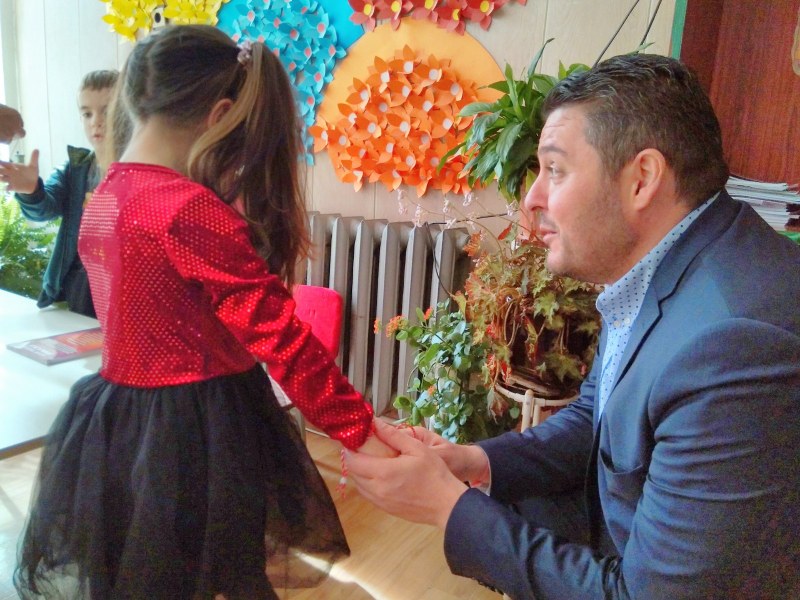 Кметът на „Родопи” посети децата от Брестовица заради кризата с водата