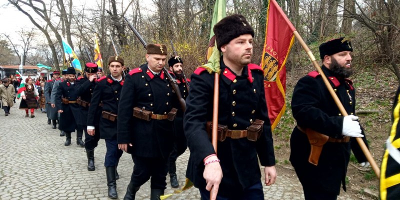 Пловдивчани поеха към Бунарджика, деца пеят “Хубава си, моя горо“
